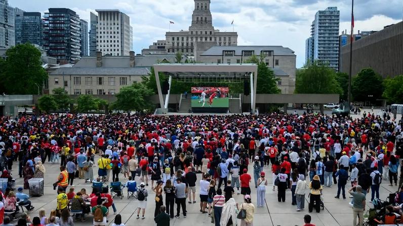 Nathan Phillips Square é um dos pontos de reunião de adeptos em Toronto