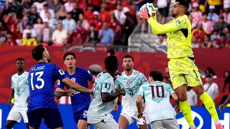 Diogo Costa a 'voar' em mais uma defesa frente à Croácia