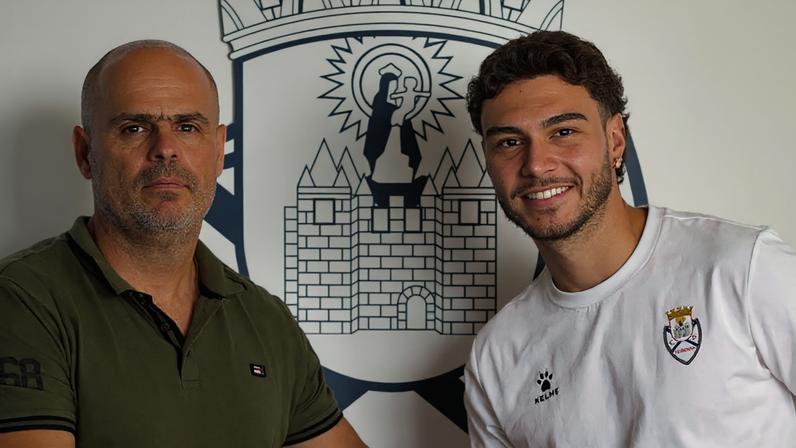 Arthur Viana (à direita) é reforço do Feirense