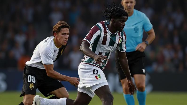 Ndiaye em ação pelo E. Amadora antes de ser cedido ao Farense