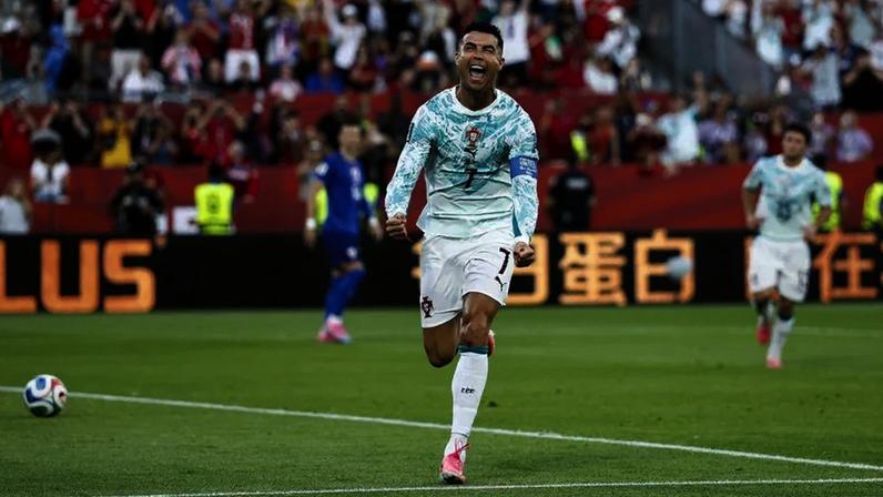 Cristiano Ronaldo festeja durante o Portugal-Croácia