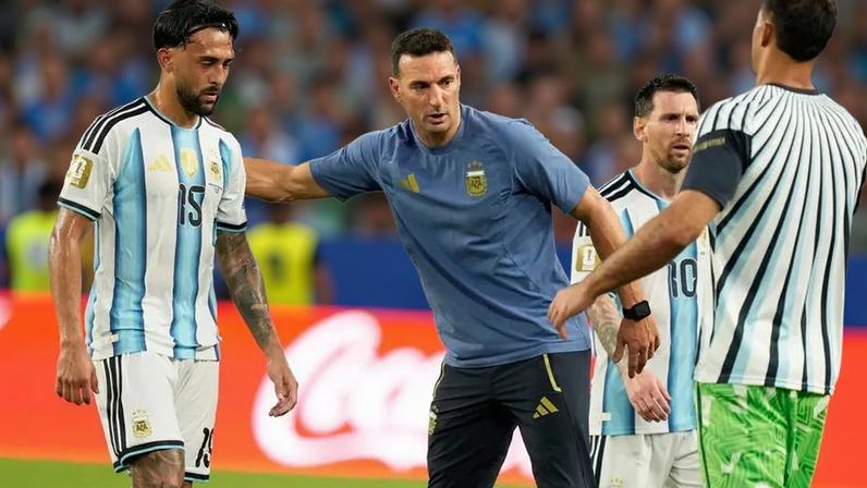 Lionel Scaloni cumprimenta os jogadores depois do Argentina-Cabo Verde