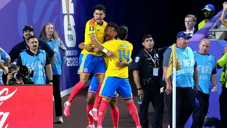 Luis Díaz e Luis Suárez festejam golo frente ao Gana no Mundial'2026