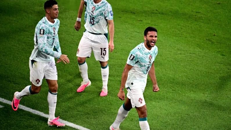 Gonçalo Ramos e Cristiano Ronaldo festejam golo frente à Croácia