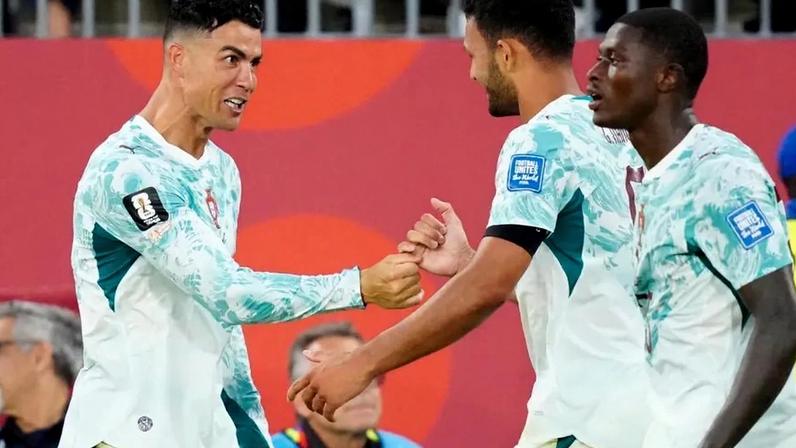 Cristiano Ronaldo a festejar com Gonçalo Ramos e Nuno Mendes