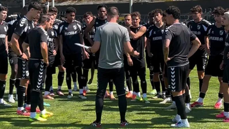 Jogadores ouvem Tiago Margairdo no treino aberto do V. Guimarães