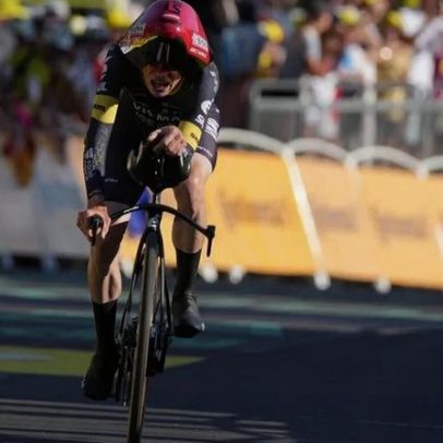 Jonas Vingegaard veste a camisola amarela no Tour de France 2026