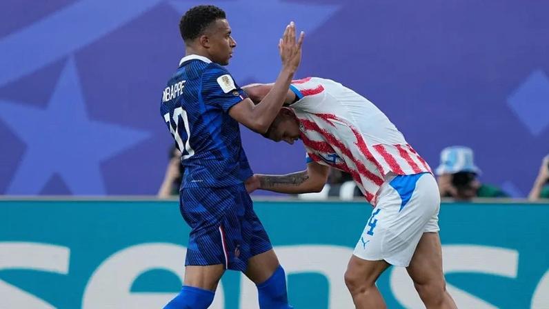 Mbappé esteve envolvido em confrontos com jogadores do Paraguai