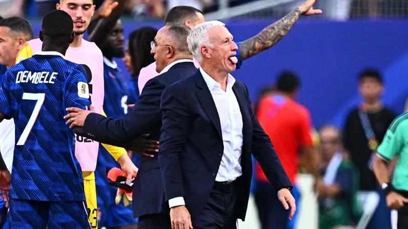 Deschamps comemorou vitória sobre o Paraguai colocando a língua de fora