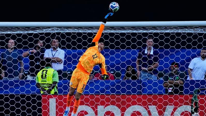 Orlando Gill, guarda-redes do Paraguai, com uma grande defesa durante o jogo com a França