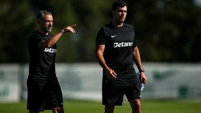 Rui Borges a orientar treino na Academia Cristiano Ronaldo