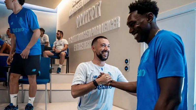 Francesco Farioli cumprimenta Samu no arranque dos trabalhos do FC Porto