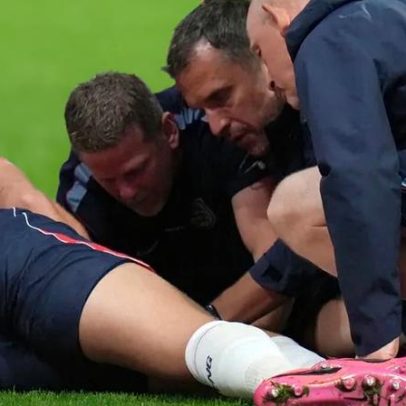 Lesão grave no pulso de Jordan Henderson após saltar placard durante festejos