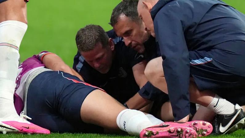 Lesão grave no pulso de Jordan Henderson após saltar placard durante festejos