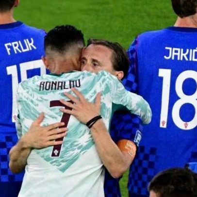 Cristiano Ronaldo consola Luka Modrić após abraço final entre lendas