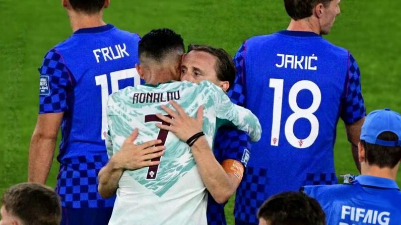 Cristiano Ronaldo consola Luka Modrić após abraço final entre lendas