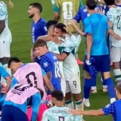 Cristiano Ronaldo incentiva Gonçalo Ramos com gestos de apoio durante o jogo