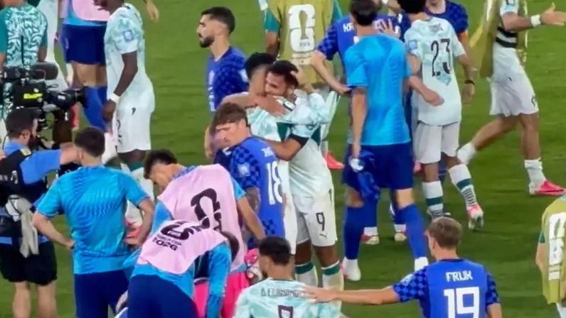 Cristiano Ronaldo incentiva Gonçalo Ramos com gestos de apoio durante o jogo